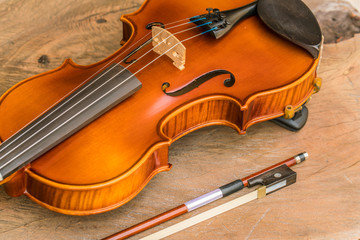 Obraz premium Close up of a violin on wooden surface 