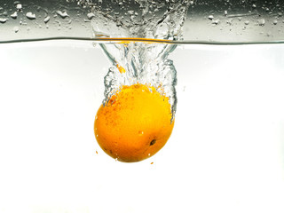 Fototapeta na wymiar drop orange in the water