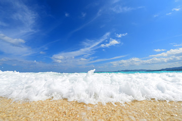 海岸に打ち寄せる白い波