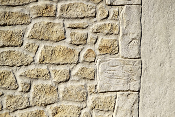 mur en fausses pierres