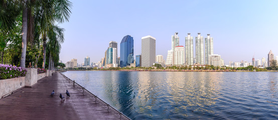 Obraz premium Bangkok panoramę i odbicie wody z miejskiego jeziora latem.