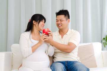Obraz na płótnie Canvas Asian pregnant couple