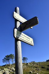 Cartel indicador para senderistas.