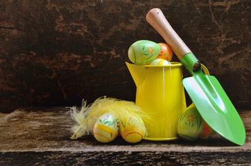 petits outils de jardinage et œufs de Pâques décoratifs 