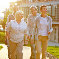 Gruppe Senioren als Reisegruppe in einer Stadt