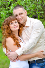 Obraz premium man and woman standing in a spring garden