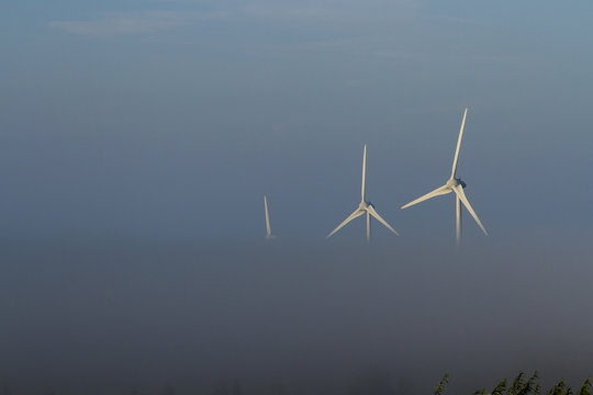 Vindkraftverk i dimma