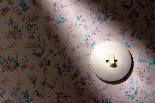 Alte Tapete mit Lichtschalter