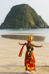 Traditional Indonesian dancers in Merah Beach,Banyuwangi - obrazy, fototapety, plakaty