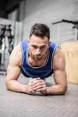 Obraz premium Muscular man planking