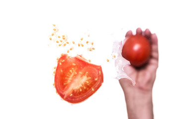Hand schmeißt Tomaten gegen eine Glasscheibe, Nahaufnahme von k
