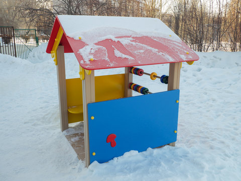 Домик для детей в парке на снегу