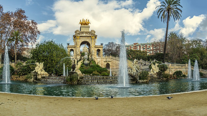 Fototapeta na wymiar Beautiful fountain at Parc de la Ciutadella on the northeastern