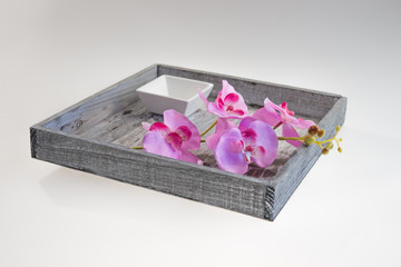 Tablett aus Holz mit Orchidee und Schüssel