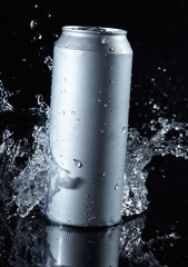 Obraz na płótnie Canvas beer can with water splashes