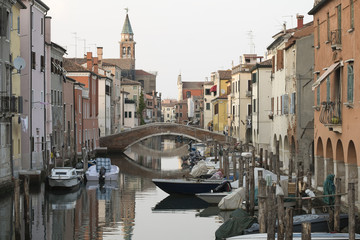 Fototapeta na wymiar Kanal mit Brücke in Chioggia