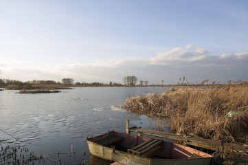 łódka nad jeziorem © darekb22