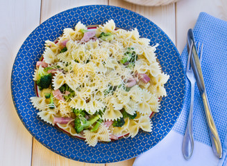 Pasta with ham, broccoli and cheese