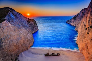 Foto op Plexiglas Navagio Beach, Zakynthos, Griekenland Zonsondergang, Scheepswrakbaai, Navagio - Zakynthos, Griekenland