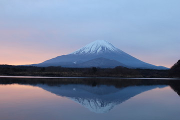 精進湖と富士山