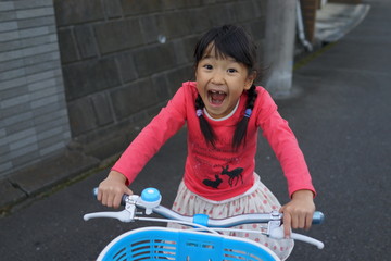 自転車に乗る少女　女の子　小学生　お下げ　みつあみ