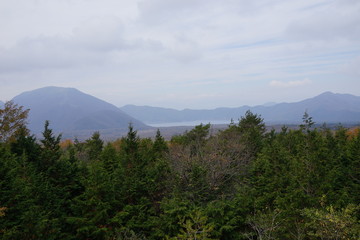 秋の山々　紅葉　風景　
