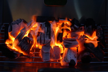 炭　燃やす　炎　バーベキュー　木炭