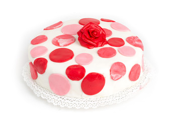 Obraz na płótnie Canvas Torta farcita ricoperta e decorata con cerchi e rosellina di pasta di zucchero 