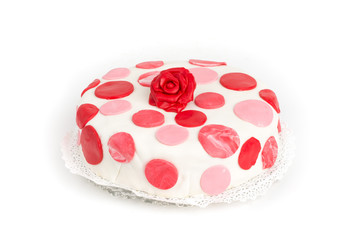 Fototapeta na wymiar Torta farcita ricoperta e decorata con cerchi e rosellina di pasta di zucchero 