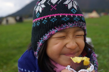 焼芋を食べる子ども　やきいも　甘い　クローズアップ　小学生