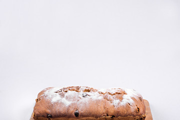 Simple cake with raisins