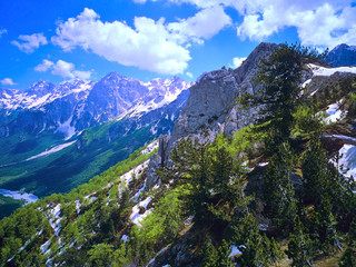 Albanie, Vallée de Valbona vue du col de Valbona, Alpes albanaises au printemps