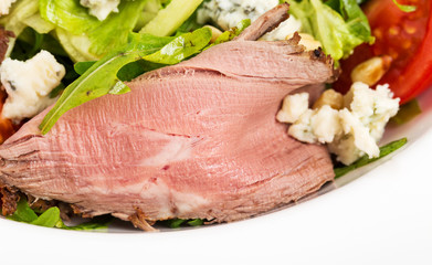 Warm roast beef salad with goat cheese.