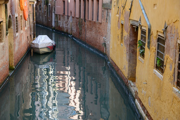 Bateau amarré sur un canal de Venise 