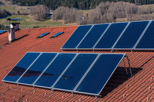 Solarpanele auf dem roten Ziegeldach
