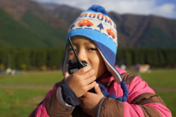 トランシーバーと少年　子ども　　通信　帽子