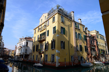 Fototapeta na wymiar A l'angle d'un canal de Venise