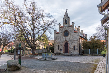Fototapeta na wymiar Dorfkirche und Friedenseiche zu Stecklenburg am Harz