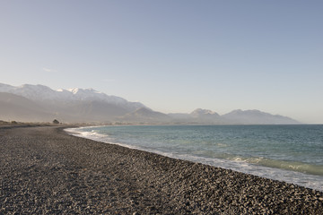 Playa blanca y mar azul en Kaikoura, Nueva Zelanda