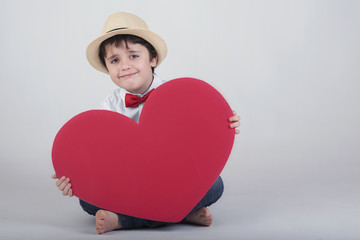 niño feliz con un corazón rojo