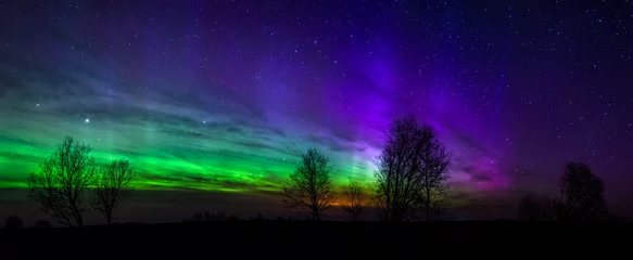 Fotobehang Violet Panoramische foto van groene en paarse Aurora Borealis in Estland