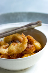 Garnelen in Pankoteig nach Japanischer Art frittiert in einer Schale mit Essstäbchen