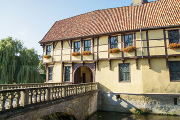 Fototapeta na wymiar Torhaus und Schlossgraben vom Schloss Burgsteinfurt, Nordrhein-Westfalen