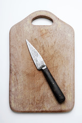 Holzschneidebrett mit Messer, freigestellt