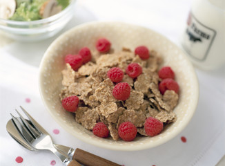 ラズベリーとシリアルの朝食