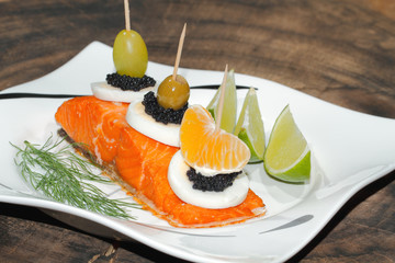 Geräuchertes Lachsfilet, Salat, Ei, Dill, Orange, Kaviar, Limone