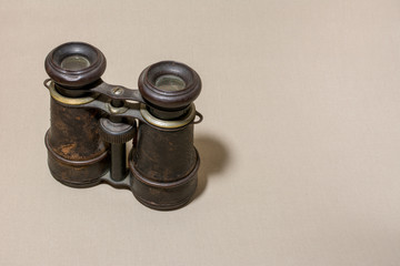 Antique leather binoculars - obrazy, fototapety, plakaty