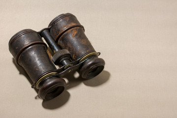 Antique leather binoculars (lying) - obrazy, fototapety, plakaty