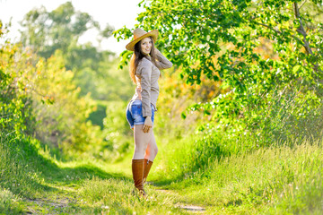 Obraz premium young beautiful girl in a cowboy hat