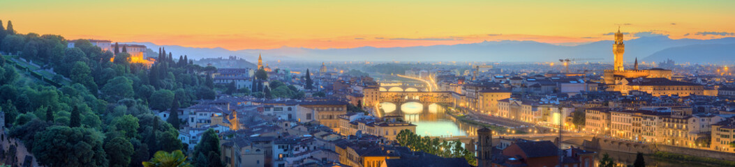 Fototapeta na wymiar Arno River and Ponte Vecchio at sunset, Florence